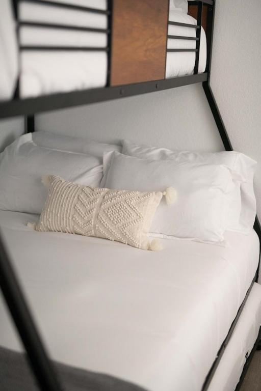 Timeless-Texas-Inn - Heated Pool Oasis & Lux Vibe 라운드 록 외부 사진
